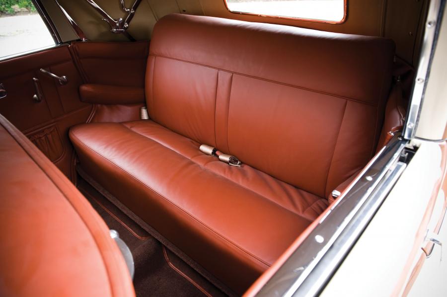 Интерьер Auburn 851 Supercharged Dual Ratio Phaeton Sedan 1935 года  (фото 34 из 40)
